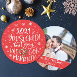 Tarjeta Festiva Resulta irónico que nos casemos con una foto de un<br><div class="desc">Cree una tarjeta de bienvenida única y elegante para Navidades con esta divertida y moderna tarjeta de salida. La parte delantera tiene un pie de foto de moda con letras a mano que dice "¡20xx chupaste! ¡Pero sí, nos casamos!" con letras blancas sobre un fondo azul claro, y está decorado...</div>