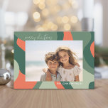 Tarjeta Festiva Resumen de línea orgánica Arte - 1 foto Coral de j<br><div class="desc">Una línea de arte orgánico abstracta con colores verdes y corales. El diseño moderno resalta tu foto favorita para la temporada de Navidades. La parte frontal también incluye una fuente caligráfica para el saludo y un sencillo patrón de arte abstracto en la parte posterior. Si necesita mover algo, haga clic...</div>