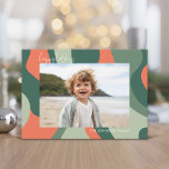 Tarjeta Festiva Resumen de línea orgánica Arte - 1 foto Coral de j<br><div class="desc">Una línea de arte orgánico abstracta con colores verdes y corales. El diseño moderno resalta tu foto favorita para la temporada de Navidades. La parte frontal también incluye una fuente caligráfica para el saludo y un sencillo patrón de arte abstracto en la parte posterior. Si necesita mover algo, haga clic...</div>