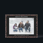 Tarjeta Festiva Resumen Festividad fotográfica personalizada de Pu<br><div class="desc">Envíe sus cálidos deseos de vacaciones con esta moderna tarjeta fotográfica de vacaciones con un nombre de familia personalizado y un patrón abstracto de puntos negros y rosas. El diseño elegante le da un toque moderno a sus saludos de temporada, mientras que el toque personalizado lo convierte en algo exclusivo...</div>