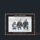 Tarjeta Festiva Resumen Festividad fotográfica personalizada de Pu<br><div class="desc">Envíe sus cálidos deseos de vacaciones con esta moderna tarjeta fotográfica de vacaciones con un nombre de familia personalizado y un patrón abstracto de puntos negros y rosas. El diseño elegante le da un toque moderno a sus saludos de temporada, mientras que el toque personalizado lo convierte en algo exclusivo...</div>