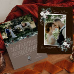 Tarjeta Festiva Retrato casado con moras marrones<br><div class="desc">Bienvenidos a nuestro encantador diseño de tarjetas de vacaciones con retrato de mora casada marrón y verde marrón, donde el encanto vintage se une a la elegancia moderna. Este diseño presenta una vegetación acuática intrincada y una caligrafía sutilmente elegante, con una tipografía sencilla, que refleja la esencia de la cozalidad...</div>