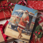 Tarjeta Festiva Retro Beach Guay Santa<br><div class="desc">Este diseño puede ser personalizado en el área proporcionada cambiando la foto y/o el texto. O puede personalizarse haciendo clic en Personalizar esta plantilla y, a continuación, eligiendo la opción de hacer clic en el personalizar y eliminando o cambiando el color del fondo, agregando texto, cambiando el color o estilo...</div>
