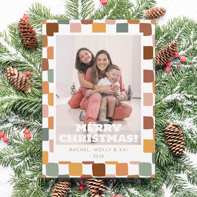 Tarjeta Festiva Retro Groovy Checkered Family Photo Fun Christmas (Subido por el creador)