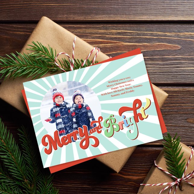 Tarjeta Festiva Retro Merry y Navidades fotográficos brillantes (Merry and Bright Christmas holiday photo card.)