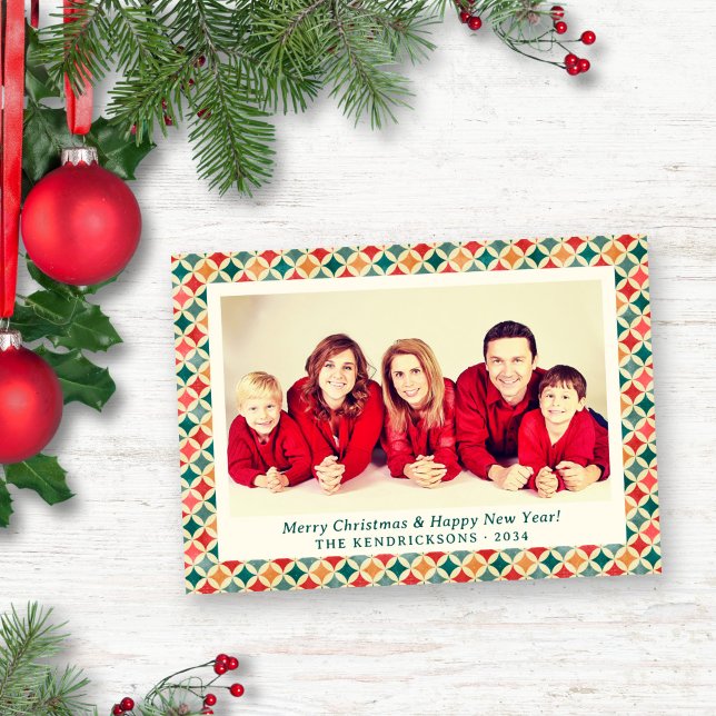 Tarjeta Festiva Retro Red/Green/Gold Stars Holiday Photo (Retro-Inspired Red Green Gold Stars Holiday Photo Card)