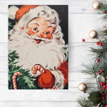 Tarjeta Festiva Retro Santa con Navidades Personalizados Candy Can<br><div class="desc">Esta vintage tarjeta navideña de mediados de siglo cuenta con un alegre Santa Claus sosteniendo un bastón de caramelo con un vistazo de un árbol de Navidad decorado con latas de caramelo en la esquina. El sentimiento dentro de las cartas dice "Que los buenos tiempos y tesoros del presente se...</div>