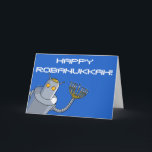 Tarjeta Festiva ¡Robot Jánuca!<br><div class="desc">Esta tarjeta está para sus amigos judíos. O amigos del robot. O amigos judíos del robot. Representa un robot con a empernar-en yarmulke y un menorah para una mano. El fondo es azul brillante, con las palabras "Robanukkah feliz!" ¡en las letras blancas - aunque usted puede suprimir o cambiar totalmente...</div>