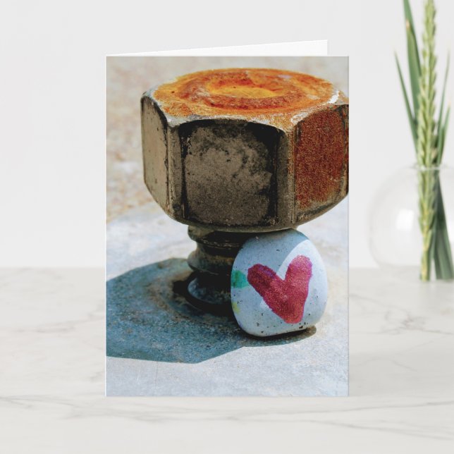 Tarjeta Festiva Roca Corazón Oculto y un Perno Oxidado (Anverso)