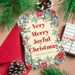 Tarjeta Festiva Rojo botánico acuático rústico no foto<br><div class="desc">Botánico rústico moderno sin foto de invierno Muy alegres Navidades de moda escritura de tipografía atrevida tarjeta de vacaciones con borgoñas rojas y bordes verdes de salvia de pinos, bayas, boughs y follaje sobre un fondo de crema amarillo pálido. Fácil de personalizar con tu texto y firma! Puede utilizar el...</div>