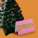 Tarjeta Festiva Rosa retro de la paz y verde anime<br><div class="desc">Esta tarjeta de estilo retro muestra el mensaje "Paz" en la parte delantera con letras verde lima contra un fondo rosado. El mensaje interno se puede personalizar con tu propio saludo.</div>