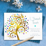 Tarjeta Festiva Rosh Hashaná Árbol de la Vida Dorado y Azul Foil P<br><div class="desc">“L’ Shanah Tovah.” Un gráfico árbol con lámina dorada y estrellas de David con puntos turquesa, verde azulado, morado y azul, y “hojas” de puntos sobre un fondo blanco, te ayuda a dar la bienvenida a las festividades de Rosh Hashanah. En la parte posterior, se superpone un pequeño patrón de...</div>