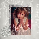 Tarjeta Festiva Rubor Pink Believe | Foto de Navidades con copos d<br><div class="desc">Dulce bienvenida de fotos de diseño de tipografía de Navidades de color rosa rosa "Believe". Simplemente agrega tu foto única, saludo, nombre o apellido, y el año. En la parte trasera se ve un fondo de encaje gris y angustiado, con copos de nieve rosa. Diseño por Holiday Hearts Designs (derechos...</div>