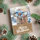 Tarjeta Festiva Rustic Retro Merry Christmas Typography<br><div class="desc">Celebre las vacaciones con esta rústica tarjeta fotográfica con arte de tipografía de Feliz Navidad. Papel falso marrón enmarca sus fotos y añade un toque de época. Agregue el mensaje de su personalizado al dorso de la tarjeta. Divertido y festivo, a la vez moderno y elegante, su tarjeta hará sonreír...</div>