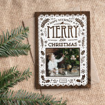 Tarjeta Festiva Rustic Winter Woodland Cutout Christmas Photo Card<br><div class="desc">Personalizado económico imprimió tarjetas fotográficas de vacaciones con plantillas sencillas para la personalización. Este diseño neutro y caprichoso presenta un fondo de madera falsa, un corte de papel con elementos rústicos y una tipografía mixta. El texto dice "Ten un buen Navidad". Personalízalo con tus fotos y texto. El fondo falso...</div>