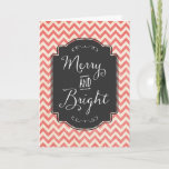 Tarjeta Festiva Rústico Chevron Chalkboard Navidades merry y brill<br><div class="desc">Tarjeta de saludo de Navidades merry y brillantes con rayas de chevron antiguas en rojo y detalles rústicos de estilo chalé con letras a mano,  desear a sus amigos y familia que se encuentren bien esta temporada de vacaciones con esta tarjeta de saludo de moda.</div>