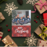 Tarjeta Festiva Rústico País Tocado Fotos de la Familia Feliz Navi<br><div class="desc">Divertidas y festivas, estas tarjetas de fotos son la mejor manera de enviar cálidos deseos esta temporada navideña. El diseño presenta un patrón de franela roja, blanca y negra en la parte delantera con el texto "Feliz Navidad" que se puede cambiar y un lugar para poner el nombre de tu...</div>
