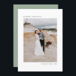 Tarjeta Festiva Sage Christmas Tree Modern Merry Christmas Photo<br><div class="desc">Tarjeta de Navidad plana simple y moderna para su familia y amigos. Cuenta con un simple árbol de Navidad, una tipografía sans serif y un fondo verde sabio. Los textos son totalmente editables. Personalice esta tarjeta de Navidades agregando su saludo, mensaje, nombres, año y foto. Compruebe la colección para ver...</div>