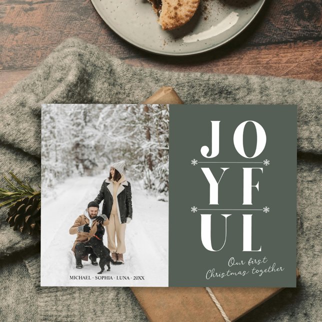 Tarjeta Festiva Sage Green Joyful First Christmas Moderne Couple (Subido por el creador)