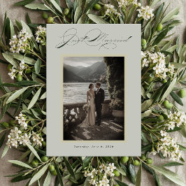 Tarjeta Festiva Sage Green Olive Branch Monogram Just Married