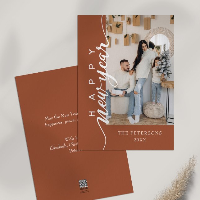 Tarjeta Festiva Saludo moderno de año nuevo en naranja quemado (Modern Burnt Orange Happy New Year Greeting Holiday Card on a table.)