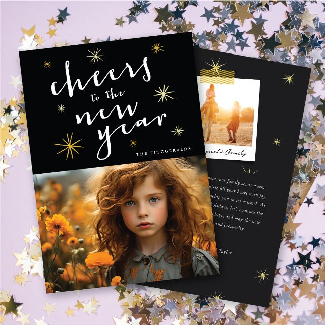 Tarjeta Festiva Saludos A La Foto Starburst De La Escritura De Año (Cheers To The New Year Script Gold Starburst Photo Holiday Card @ fat_fa_tin)