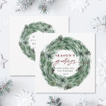 Tarjeta Festiva Saludos de la temporada de invierno en el árbol de<br><div class="desc">El árbol de pino era la tarjeta de vacaciones de invierno con el guión "Saludos de temporada", y el guión "Que tus vacaciones se saluden en JOY" en la parte trasera. Para una personalización más avanzada de este diseño, haga clic en el BOTÓN HERRAMIENTA DE DISEÑO AZUL. También están disponibles...</div>