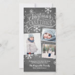 Tarjeta Festiva Saludos en Chalkboard Festividades con copos de ni<br><div class="desc">Esta tarjeta fotográfica de vacaciones cuenta con letras a mano y obras de arte de caligrafía sobre un fondo de tiza moderno con copos de nieve dibujados a mano.</div>