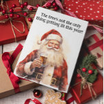 Tarjeta Festiva Santa Beer Lover Funny<br><div class="desc">Este diseño puede ser personalizado en el área proporcionada cambiando la foto y/o el texto. O puede personalizarse haciendo clic en Personalizar esta plantilla y, a continuación, eligiendo la opción de hacer clic en el personalizar y eliminando o cambiando el color del fondo, agregando texto, cambiando el color o estilo...</div>
