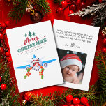 Tarjeta Festiva Santa entra en avión, foto, Navidades divertidos<br><div class="desc">Papá Noel entra en avión, foto, divertida tarjeta navideña de Feliz. El diseño presenta un ilustracion de un gran avión con Santa chocando en él y aferrándose a los regalos para no perderlos. El saludo 'Feliz Navidad y Feliz Año Nuevo está por encima de ellos. La parte trasera de la...</div>