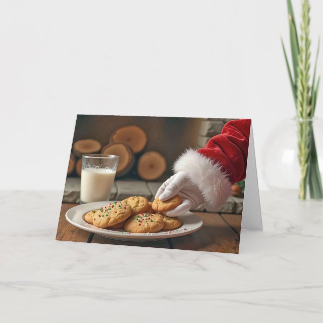 Tarjeta Festiva Santa tomando una galleta junto a la chimenea (Anverso)