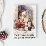 Tarjeta Festiva Santa Wine Lover Funny<br><div class="desc">Este diseño puede ser personalizado en el área proporcionada cambiando la foto y/o el texto. O puede personalizarse haciendo clic en Personalizar esta plantilla y, a continuación, eligiendo la opción de hacer clic en el personalizar y eliminando o cambiando el color del fondo, agregando texto, cambiando el color o estilo...</div>