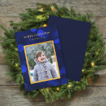 Tarjeta Festiva Sapphire Blue Bokeh ilumina Gold Merry Christmas<br><div class="desc">Esta tarjeta de festividad fotográfica muestra su foto y las palabras "Feliz Navidad" en un falso Relieve metalizado de oro contra un fondo de patrón de luces de bokeh azul zafiro. La tarjeta tiene un fondo azul en la parte posterior. Personalízalo reemplazando el texto del marcador de posición y reemplazando...</div>