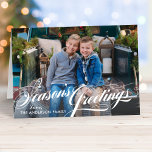 Tarjeta Festiva Sazons Greetings Elegant Calligraphy Script Photo<br><div class="desc">La tarjeta de foto doblada presenta un elegante diseño de escritura de caligrafía blanca "Season's Greetings" con texto personalizado que se puede personalizar con tu nombre, el año y una foto de estilo paisajístico favorita. El interior de la tarjeta incluye texto adicional que se puede personalizar con un mensaje personalizado....</div>