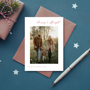 Tarjeta Festiva Script Merry & Bright Modern Cute Family Photo Red