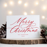 Tarjeta Festiva Script Merry Christmas Red<br><div class="desc">Esta elegante y moderna tarjeta de Navidades cuenta con un moderno y elegante guión de caligrafía en rojo. Añade tu propio texto preimpreso al interior o simplemente borra el texto de ejemplo para mantenerlo en blanco para tu propia nota manuscrita.</div>