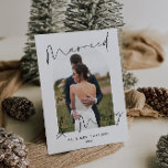 Tarjeta Festiva Script Moderno Foto Arco Casados Feliz<br><div class="desc">Celebra tu primera Navidad como recién casados con esta tarjeta de vacaciones moderna y elegante. Con un marco de foto en forma de arco y una escritura a mano elegante, esta tarjeta seguro que impresiona a todos los que la reciben. El marco te permite mostrar una foto favorita del nuevo...</div>