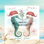 Tarjeta Festiva Seahorse Beach Mistletoe Kiss Navidades casados<br><div class="desc">La carta de Navidades recién casados con temática costera incluye caballitos de mar de color agua en Santa sombreros besándose bajo mistletoe en la playa con la leyenda "Navidades casados". El saludo de vacaciones y los nombres pueden ser personalizados. Visite mi colección "Beso de Navidades costeros de mar" para coordinar...</div>