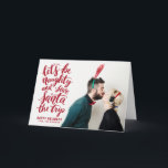 Tarjeta Festiva Seamos traviesos rojos manchados de la mano y dive<br><div class="desc">Se propaga la alegría de las vacaciones con esta moderna,  única y divertida tarjeta de fotos de las vacaciones con la cita roja con letras rojas "Seamos traviesos y salvemos a Santa el viaje". Esta tarjeta está disponible en otros colores.</div>