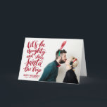 Tarjeta Festiva Seamos traviesos rojos manchados de la mano y dive<br><div class="desc">Se propaga la alegría de las vacaciones con esta moderna,  única y divertida tarjeta de fotos de las vacaciones con la cita roja con letras rojas "Seamos traviesos y salvemos a Santa el viaje". Esta tarjeta está disponible en otros colores.</div>