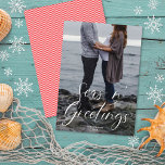 Tarjeta Festiva Seas n' Greetings Beach Script | Foto de Navidades<br><div class="desc">Esta moderna tarjeta fotográfica navideña presenta un elegante guión de caligrafía blanca sobre una foto de sangre completa. El saludo en la parte delantera dice "Seas n' Greetings" que lo convierte en un diseño perfecto para todo aquel que busque una playa o un tema náutico. Este diseño se adapta a...</div>
