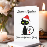 Tarjeta Festiva Seasons Greetings Black Santa Claus Navidades Cat<br><div class="desc">Muestra un gato negro fresco con ojos verdes y cola rizada. El gato lleva puesto un gorra rojo de Santa Claus y tiene una estrella de Navidad adornada con su cola. El texto dice "Saludos de temporada de la familia Williamson" en la parte delantera y "Les deseamos lo mejor de...</div>