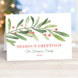 Tarjeta Festiva Seasons Greetings Green Red Winter Greenery<br><div class="desc">Esta elegante tarjeta de vacaciones para Navidades "Season's Greetings" incluye una moderna y mínima rama de invierno de color verde con acentos de bayas rojas. El texto elegante puede ser completamente personalizado con su elección de saludo,  apellido,  año y un mensaje personalizado dentro de la tarjeta.</div>