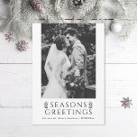 Tarjeta Festiva Seasons Greetings Poinsettia Photo<br><div class="desc">Seasons Greetings tipo editable con parpadeo de puninas ilustradas. Personalizar para añadir más texto o más fotos al reverso. También disponible en no Relieve metalizado</div>