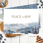 Tarjeta Festiva Selva acuarela elegante y Fox, paz y alegría<br><div class="desc">Personalice esta magnífica tarjeta de vacaciones con una exquisita escena de color azul del bosque con zorro jugando en la nieve, con la frase "Paz y Alegría" en una mezcla de caligrafía escrita a mano y tipografía de bloques. Área inferior para su propio mensaje y nombre. De vuelta en un...</div>