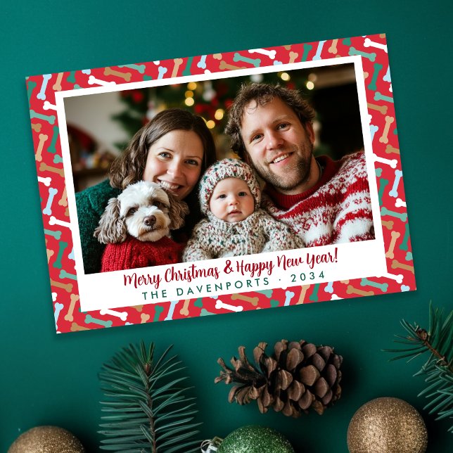 Tarjeta Festiva Sencilla foto de la familia de patrones de huesos  (Simple red & teal dog bone pattern Christmas family photo card)