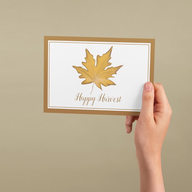 Tarjeta Festiva Sencilla hoja de arce de otoño roja (Autumn harvest greeting card featuring a golden watercolor maple leaf and Happy Harvest message.)