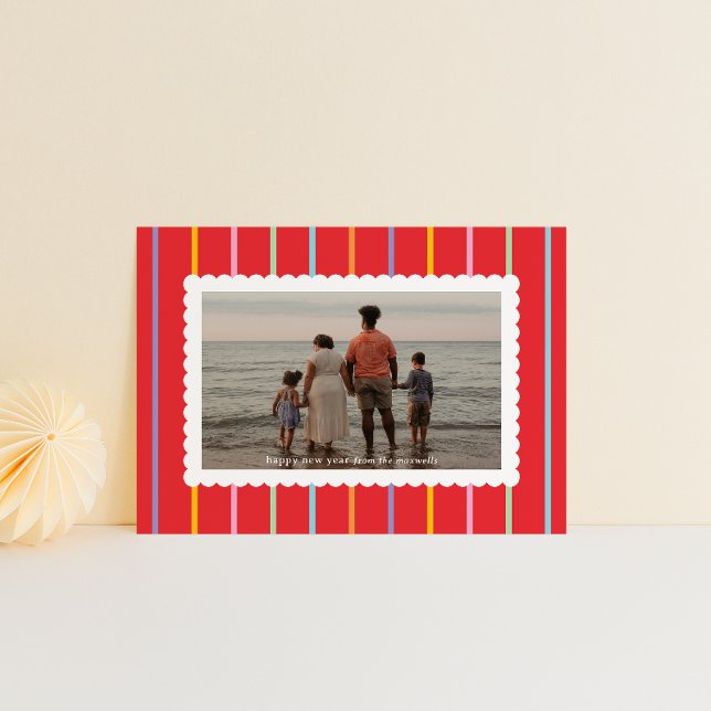 Tarjeta Festiva Sencillas bandas y vieiras Fotografía paisajística (new year card red with bright colored vertical stripes and family photo in a white scalloped frame)