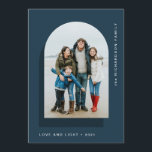 Tarjeta Festiva Sencillo Arco Hanukkah | Foto moderna de dos<br><div class="desc">Estas sencillas y elegantes tarjetas de Hanukkah dicen "Amor y luz" y muestran tu foto en una forma de arco moderno sobre un rico fondo azul, con otro arco azul oscuro como acento. La parte trasera de la tarjeta tiene espacio para una foto adicional, además de un breve mensaje personal....</div>