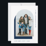 Tarjeta Festiva Sencillo Arco Hanukkah | Foto Moderna Dos<br><div class="desc">Estas sencillas y elegantes tarjetas de Hanukkah dicen "Amor y luz" y muestran tu foto en una forma moderna de arco sobre un fondo blanco, con otro arco azul marino oscuro como acento. La parte trasera de la tarjeta tiene espacio para una foto adicional, además de un breve mensaje personal....</div>
